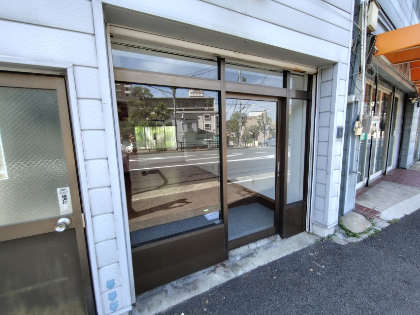 地下鉄西神・山手線 県庁前駅 徒歩7分 3階建 築58年の玄関写真