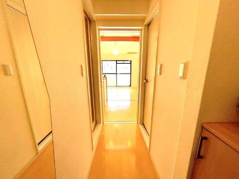 京阪宇治線 観月橋駅 徒歩8分 3階建 築33年の玄関写真