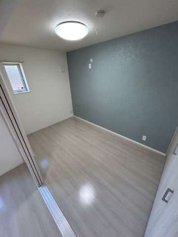 その他部屋・スペース　落ち着いた色調の寝室です