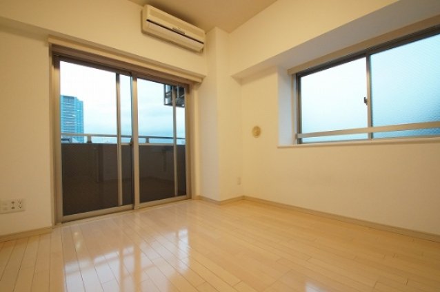 その他部屋・スペース　優しい色合いの床材を使用した居住空間です。