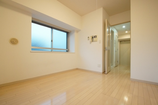 居室・リビング　角部屋・二面窓の明るいお部屋です。