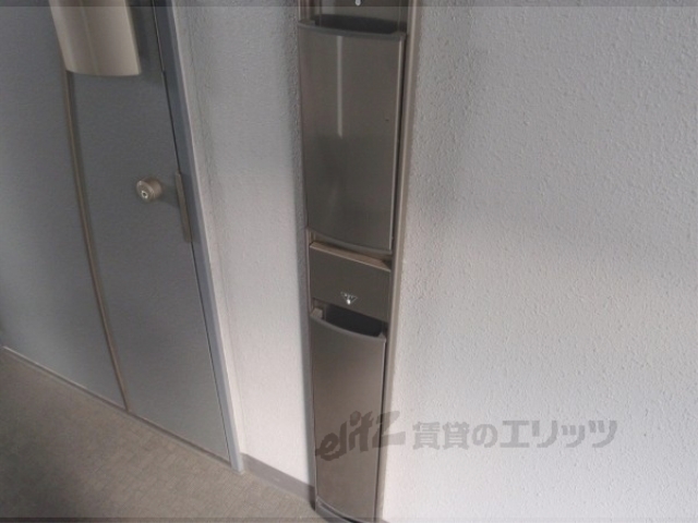 玄関　新聞受け、傘立て