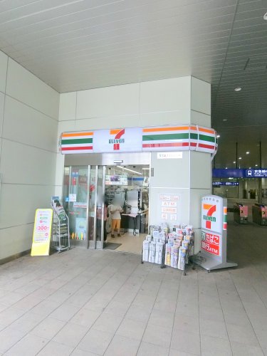 コンビニ　セブン-イレブン 京急ＳＴ大森町店（コンビニ）まで64m