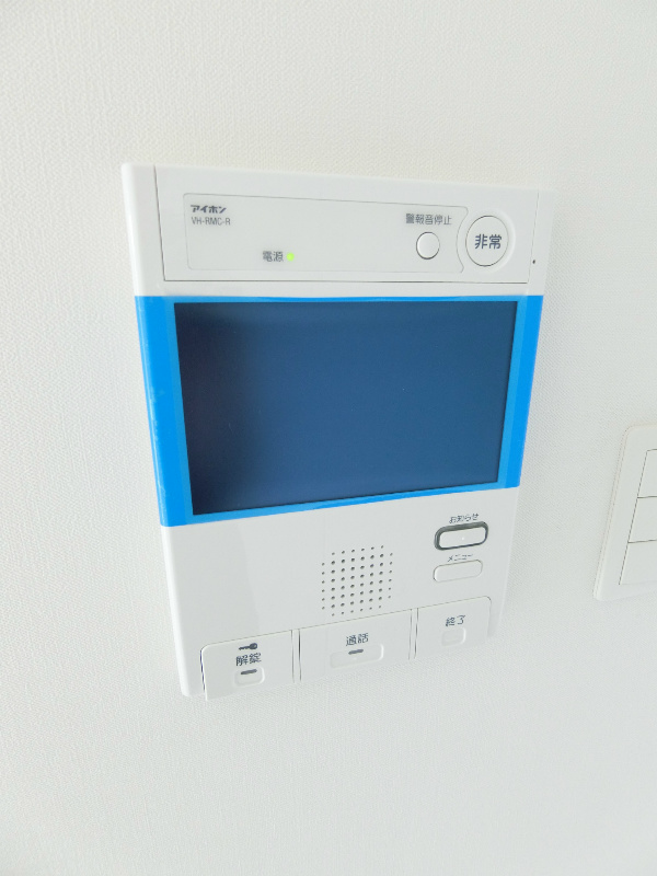 セキュリティ　☆エントランス集合玄関機のカメラで来訪者をカラーモニターで確