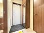 玄関　同物件別部屋のお写真になります。左右対称のお部屋の写真の場合