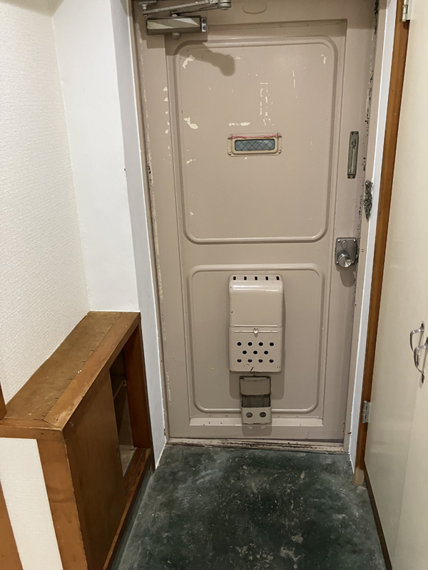 玄関　異なる場合は現況を優先します。