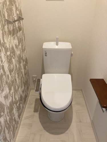ＪＲ阪和線 和歌山駅 徒歩10分 3階建 築7年のトイレ写真