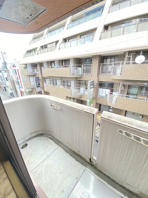 バルコニー　陽当たり良好なバルコニーです