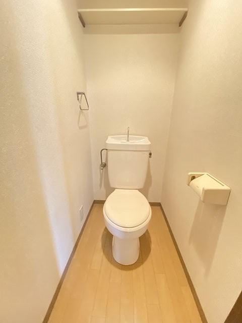 トイレ　落ち着いた色調のトイレです