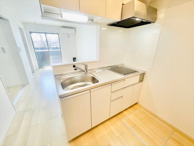 キッチン　同一建物内１０２号室内装写真転載