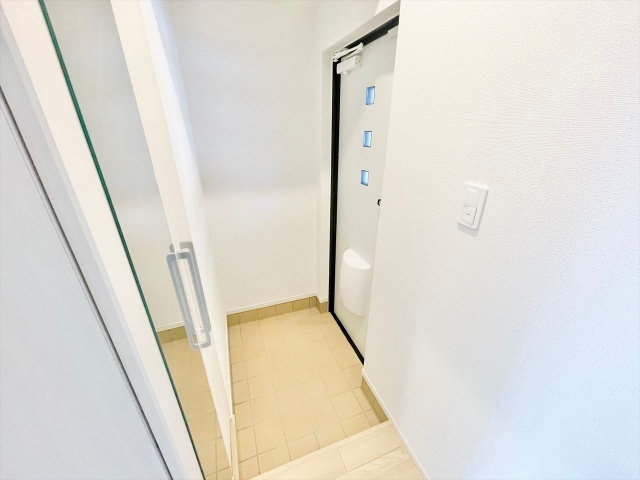 玄関　同一建物内１０２号室内装写真転載
