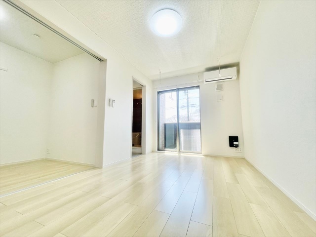 居室・リビング　同一建物内１０２号室内装写真転載