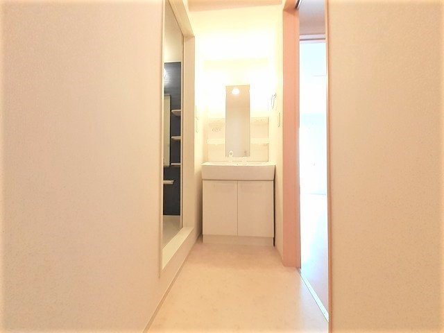 洗面設備　明るい洗面所です