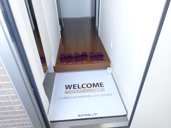 玄関　玄関を入るとホールがあります