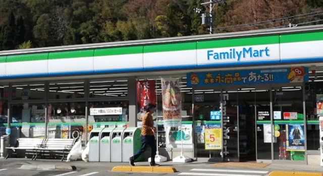 コンビニ　ファミリーマート八王子高尾町店（コンビニ）まで828m