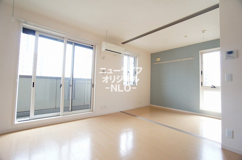 居室・リビング　隣のお部屋との間仕切りを開放して広々としたリビングに♪