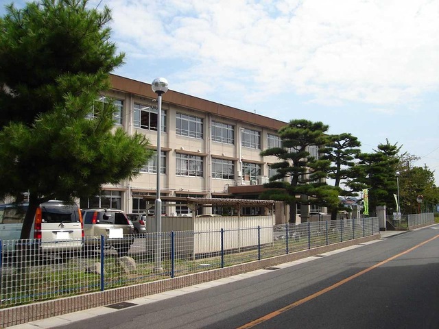小学校　鈴鹿市立箕田小学校（小学校）まで940m