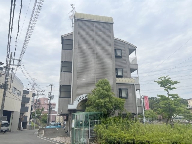 枚方市長尾荒阪のマンションの建物外観
