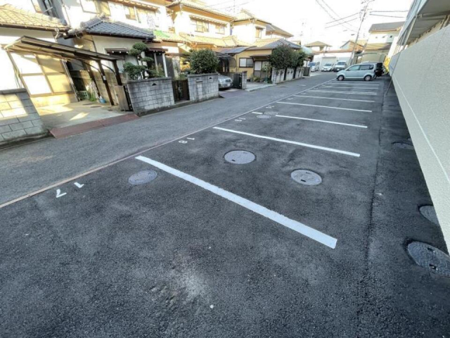 【伊予郡松前町大字浜のマンションの駐車場】