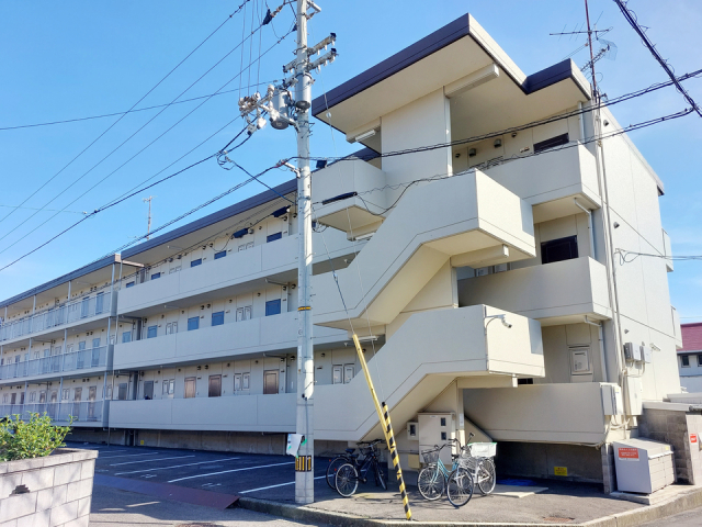 伊予郡松前町大字浜のマンションの建物外観