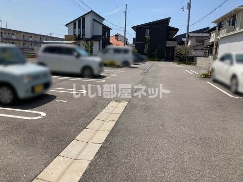 【ルミナス　コートの駐車場】