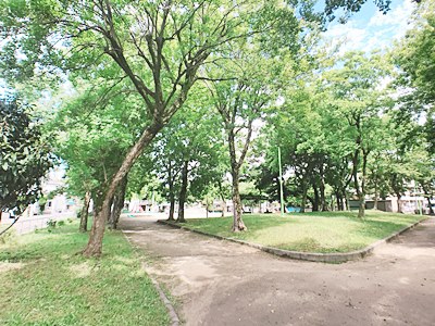 【オウルージュ鶴里駅前の公園】