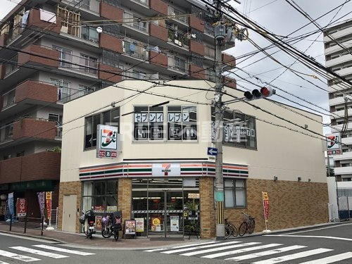 コンビニ　セブンイレブン 大阪日本橋東3丁目店（コンビニ）まで210m
