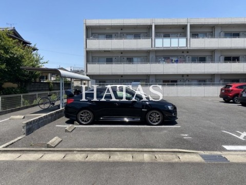 【安城市小川町のマンションの駐車場】