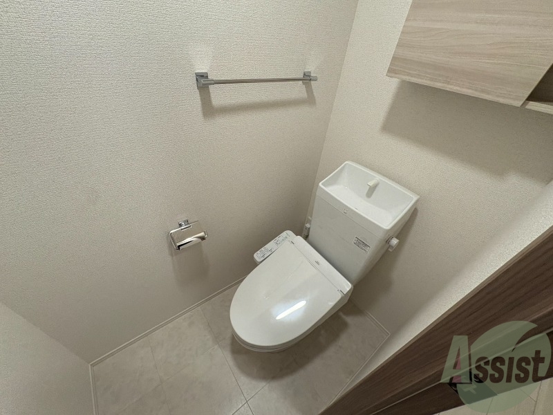 トイレ　トイレはこちらのウォシュレット付きになりますね。