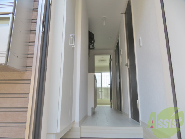 玄関　玄関から撮影しました。敷居が高くなくて安心ですね。