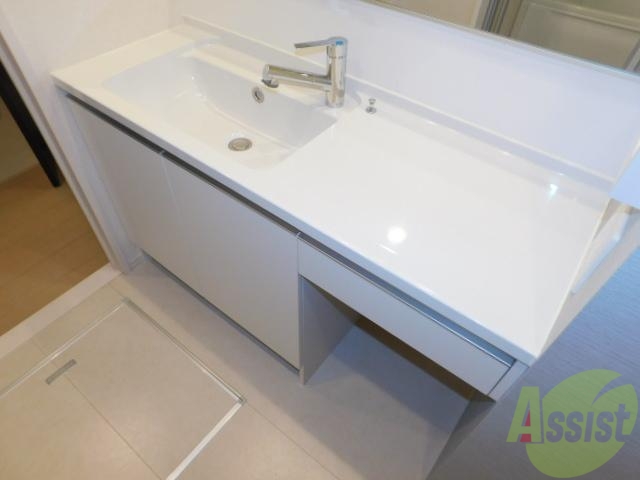 洗面設備　清潔感のある洗面台です