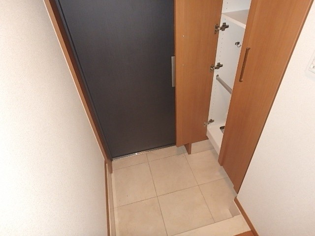 玄関　弊社は全物件が仲介手数料半月分でご紹介可能です。