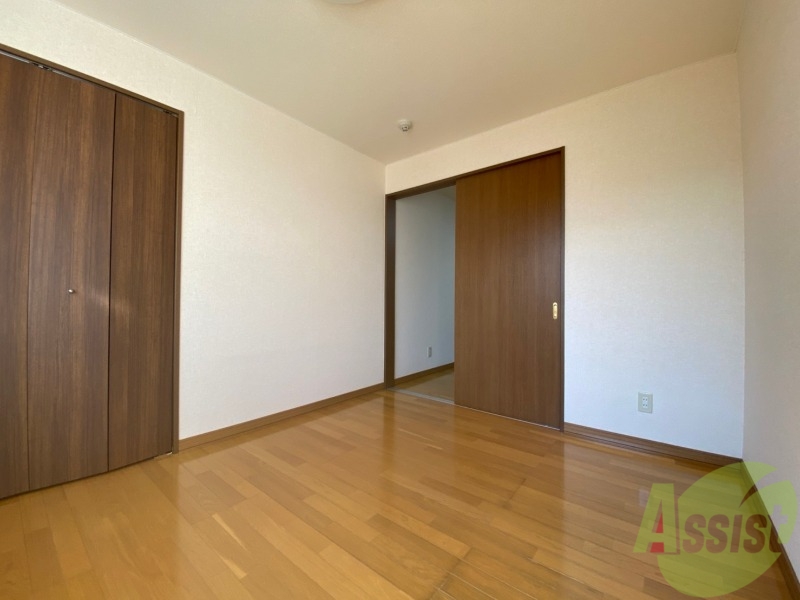 その他部屋・スペース　戸を閉めるとリビングと区切られた寝室にすることができますよ。