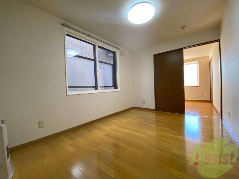 居室・リビング　木目のフローリングは落ち着きのある印象のお部屋になりますね。