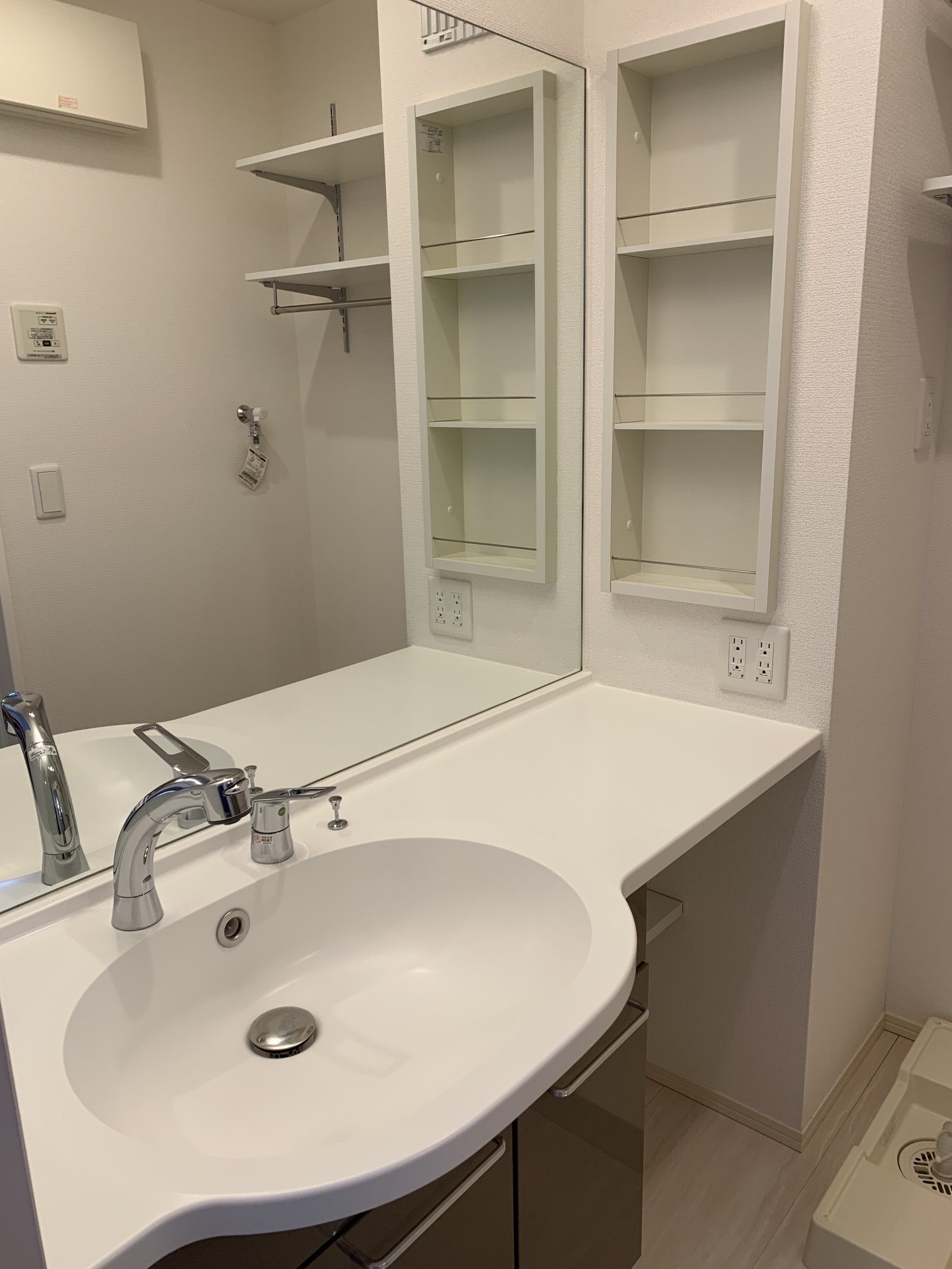 洗面設備　鏡の大きいカウンタータイプの洗髪洗面化粧台