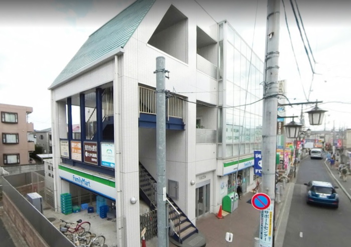 コンビニ　ファミリーマート 西調布駅前店（コンビニ）まで401m