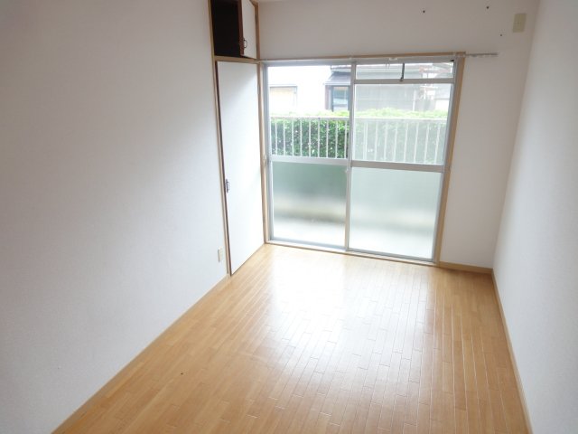 居室・リビング　同物件別室の写真です