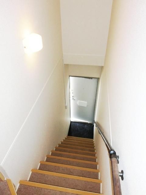 玄関　２階への階段