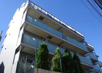 建物外観　鉄筋コンクリート造のがっちりとした建物。