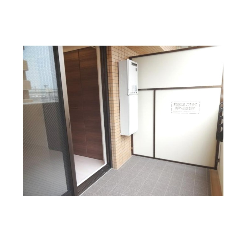 バルコニー　奥行きがあり洗濯物が干しやすいです。