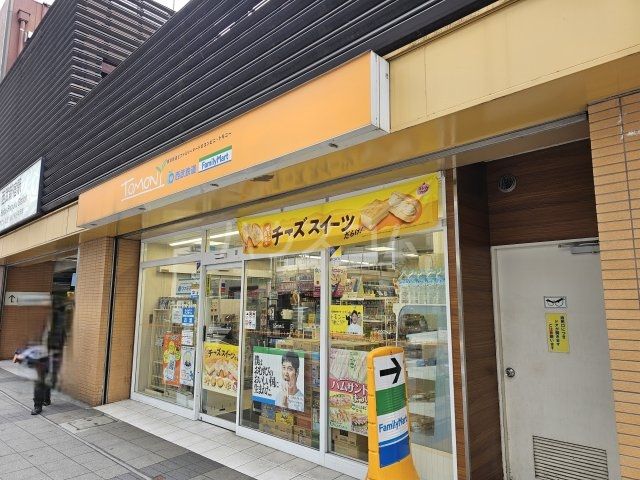 コンビニ　ファミリーマート トモニースタイル西武新宿駅/S店（コンビニ）まで611m