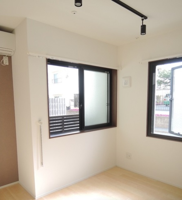 居室・リビング　角部屋は窓が多く明るい印象