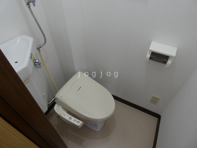 トイレ　嬉しい温水洗浄便座付きのトイレです。