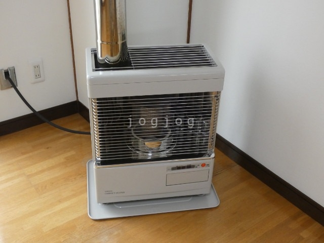 その他設備　冬はあったか石油ストーブです。