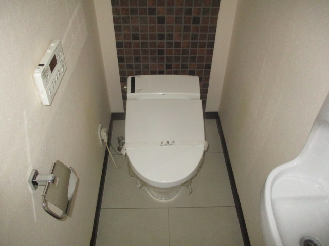 地下鉄四つ橋線 岸里駅 徒歩6分 10階建 築36年のトイレ写真