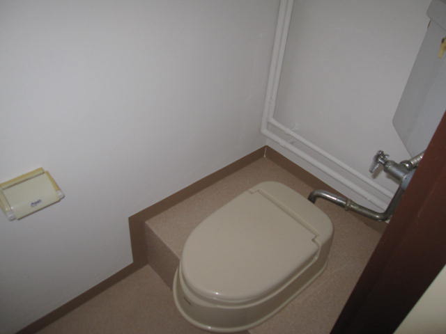 トイレ　和式トイレを洋式風に変えたタイプです。