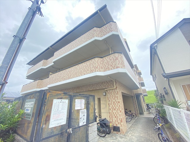 茨木市玉島のマンションの建物外観