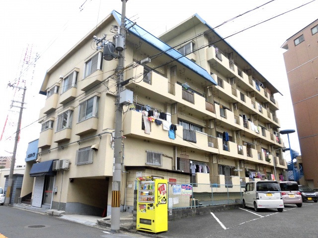 東大阪市荒本西のマンションの建物外観