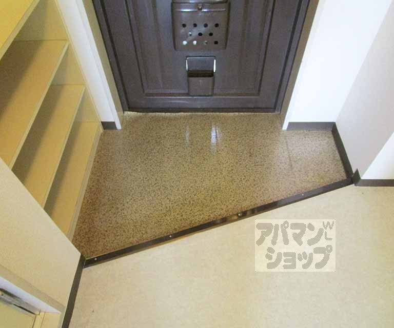 玄関　３０５号室の写真です。