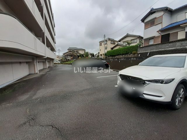 【名張市桜ケ丘のマンションの駐車場】